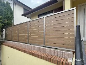 道路からの視線を優しくカットする木目横板のフェンス設置工事