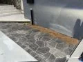 モダンな塗装門柱と美しく調和するアプローチ