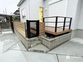 空間をゆるやかに仕切る、木調フェンスと門扉[施工後]