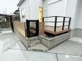 空間をゆるやかに仕切る、木調フェンスと門扉