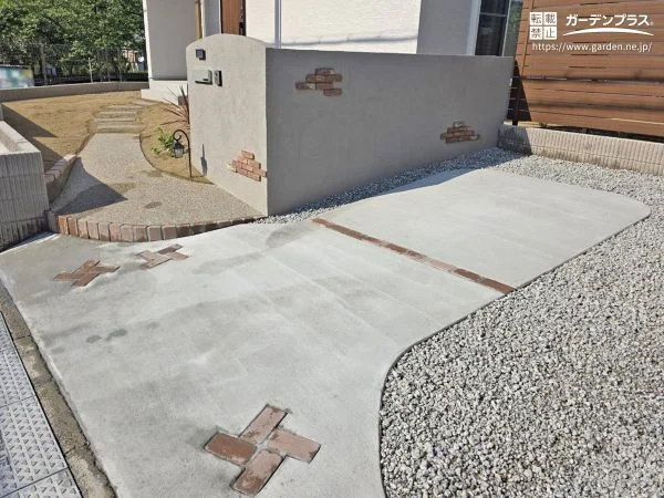 将来の可能性を残す、砂利仕上げの予備駐車スペース