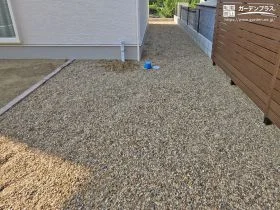 住まいの印象をぐっと引き立てるやわらかな色味の砂利[施工後]
