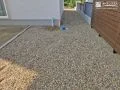 住まいの印象をぐっと引き立てるやわらかな色味の砂利