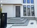 ラグジュアリーで洗練された玄関アプローチ