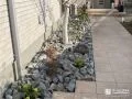 玄関前をおしゃれに演出する割栗石の植栽スペース