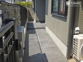 門柱前から玄関ドアまでを心地よくつなぐアプローチタイル[施工後]