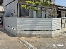 ホワイトフェンスが爽やかでお手入れの手間を抑える外構工事