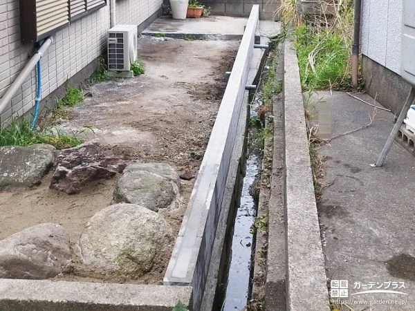 敷地の境界を明確に整えるコンクリートブロックを設置した工事