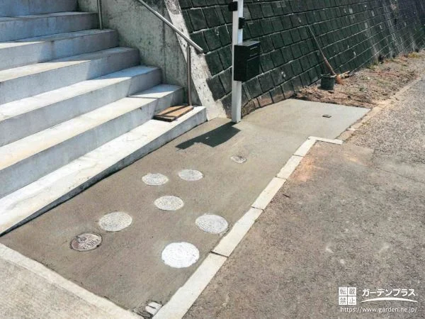 アプローチに土間コンクリートを打設し駐輪スぺースを設けた工事