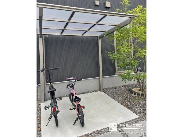 スタイリッシュなフラット屋根で自転車を守るサイクルポート工事