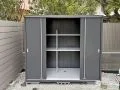 スタイリッシュなグレーが周囲の景観と調和する物置の設置工事