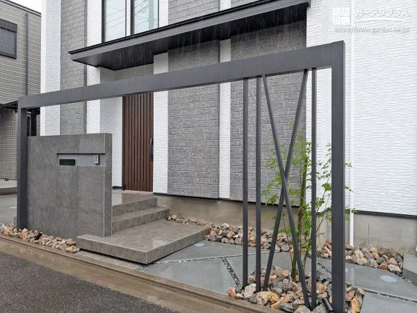 フレームが映えるモダンな門まわり