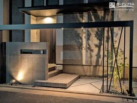 やわらかな照明が、壁面に美しい陰影を映し出す門周り[施工後]