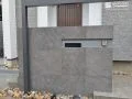 グレーが効いた、静けさをまとう門柱デザイン