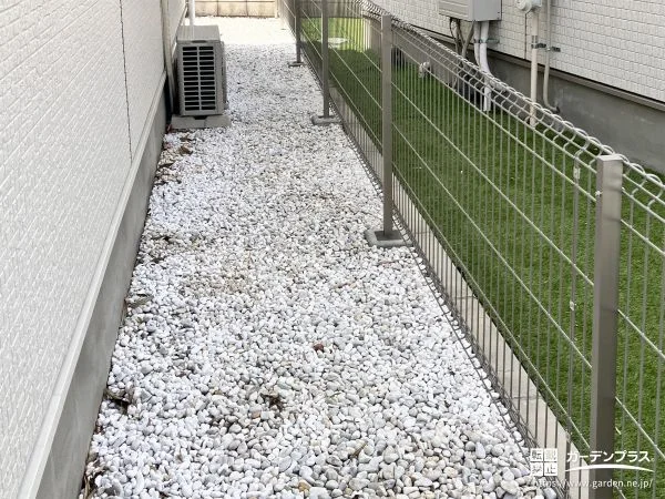 メッシュ状のフェンスで解放感を保ちなら境界を区切った工事
