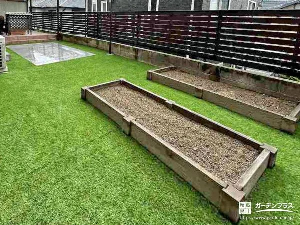 人工芝と枕木風の植栽スペースでナチュラルな印象のお庭工事