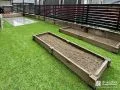 人工芝と枕木風の植栽スペースでナチュラルな印象のお庭工事