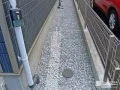 石灰砂利を敷設し明るく雑草対策
