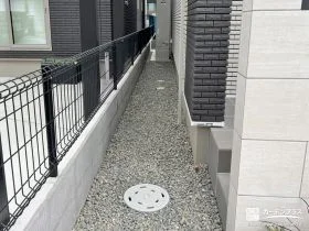 犬走りに防草シートと砂利を敷設し雑草対策[施工後]
