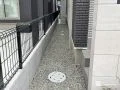 犬走りに防草シートと砂利を敷設し雑草対策