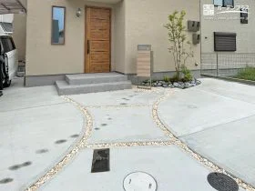 歩くのが楽しくなる！仕掛けが光るナチュラルな新築外構