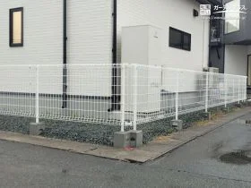 住まいをすっきり囲うホワイトメッシュフェンス[施工後]