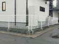 住まいをすっきり囲うホワイトメッシュフェンス