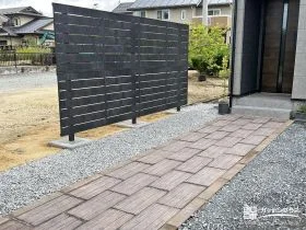 ナチュラルな質感のタイルがご家族を玄関へと導くアプローチ工事