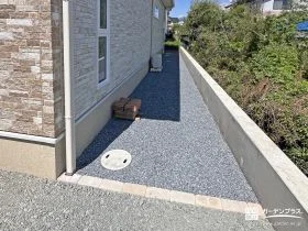 すっきりと整えた犬走り[施工後]