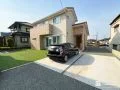 アプローチと駐車スペースにコンクリートを打設して整備した工事