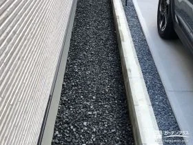 黒砕石で引き締まった印象に仕上げた犬走り[施工後]