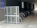 風の強い駐輪スペースをより快適な空間にするフェンス設置工事