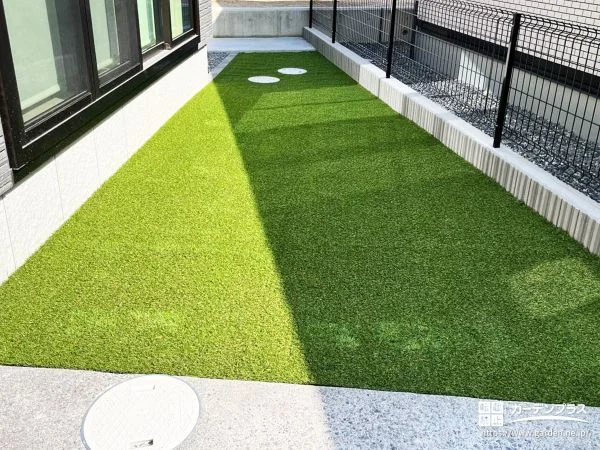 毎日のお手入れがほぼ不要。ずっときれいが続く人工芝の心地よい主庭
