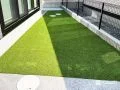 毎日のお手入れがほぼ不要。ずっときれいが続く人工芝の心地よい主庭