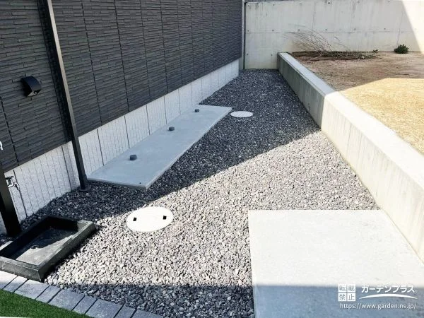 防草シートと砂利で雑草対策した建物裏