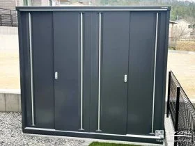 グレーのおしゃれでモダンな物置