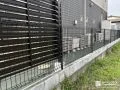 開放感を保つ犬走りのメッシュフェンス