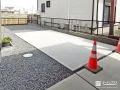 コンクリートで足元を整えた駐車スペース