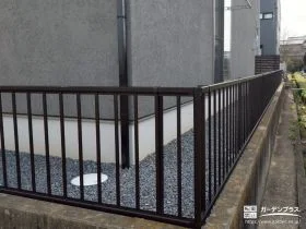 黒砂利でスタイリッシュに雑草対策をした犬走り[施工後]