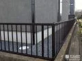 黒砂利でスタイリッシュに雑草対策をした犬走り