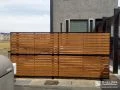 暮らしに調和するナチュラルな風合いの目隠しフェンス設置工事