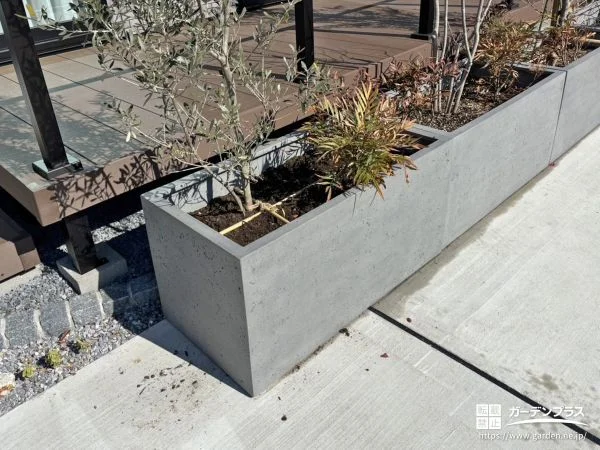 植栽を引き立てるスタイリッシュなグレーのプランターの設置工事