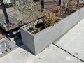 植栽を引き立てるスタイリッシュなグレーのプランターの設置工事