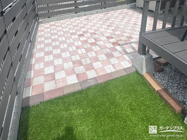 タイルと人工芝を組み合わせて明るい印象に仕上げたお庭工事
