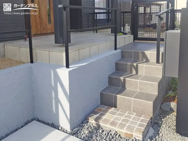 さりげなく個性が引き立つ玄関アプローチ