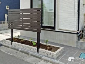 前庭に上品なピンコロ石の植栽スペースを設けたリフォーム工事