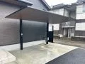 空間全体を包み込むようなライティングのカーポート