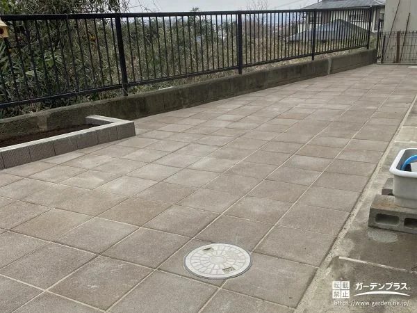 排水性がよく段差のない舗装で使いやすく整えた主庭の工事