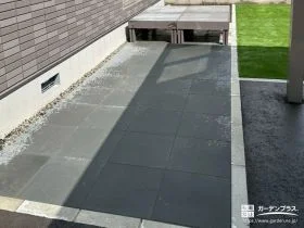 デッキ横の空間を家事スペースと植栽スペースとして整備した工事