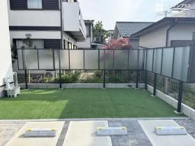 視線をさえぎりながら、家族でくつろげる人工芝の庭[施工後]